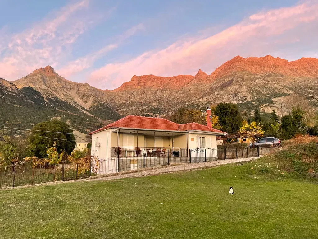 S&G Mountain House, Katarraktis Tzoumerka: mountain guesthouse facing the Tzoumerka range